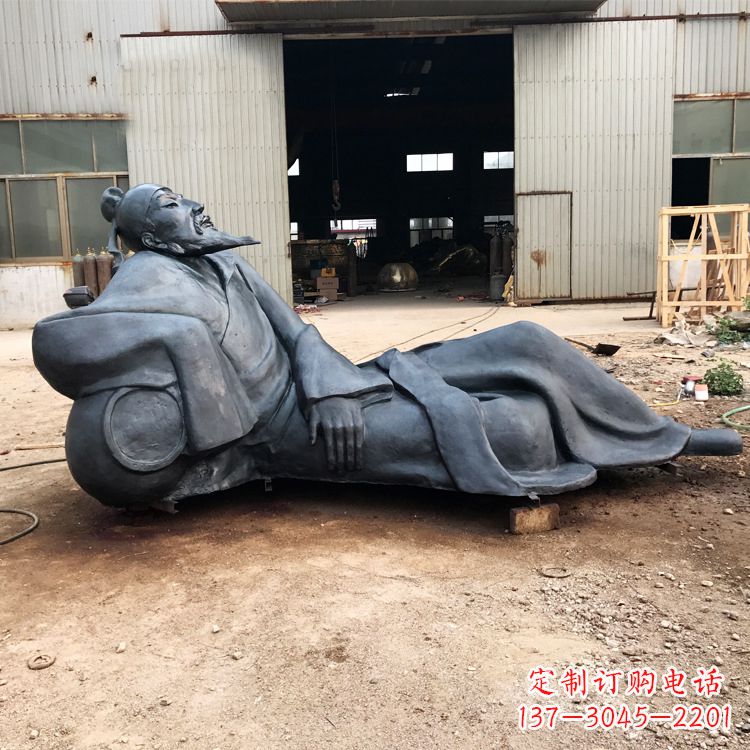 南京李白醉卧铜雕塑,抒写出豪迈之气