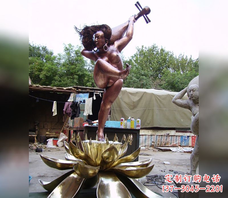 南京如神般的精美莲花铜雕塑