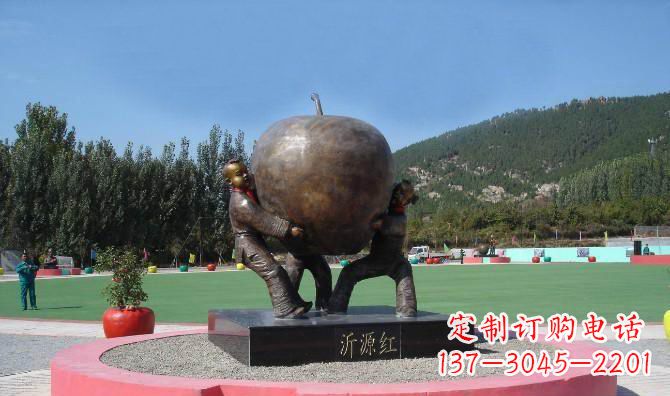南京苹果融入两岁小孩的生活——公园铜雕
