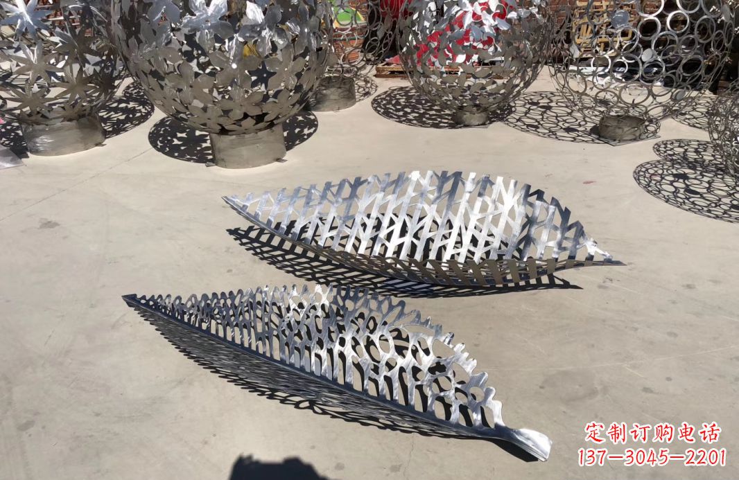 南京中领雕塑-树叶镂空景观雕塑