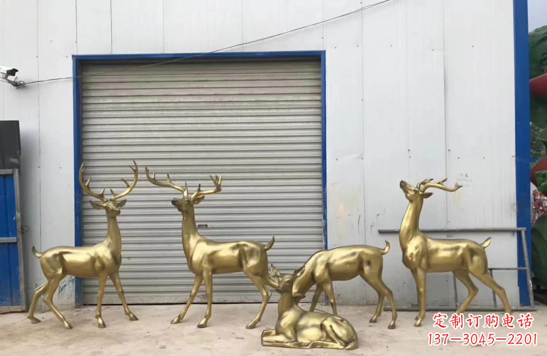 南京产自中领雕塑的手工鹿群铜雕塑,是一款以鹿…