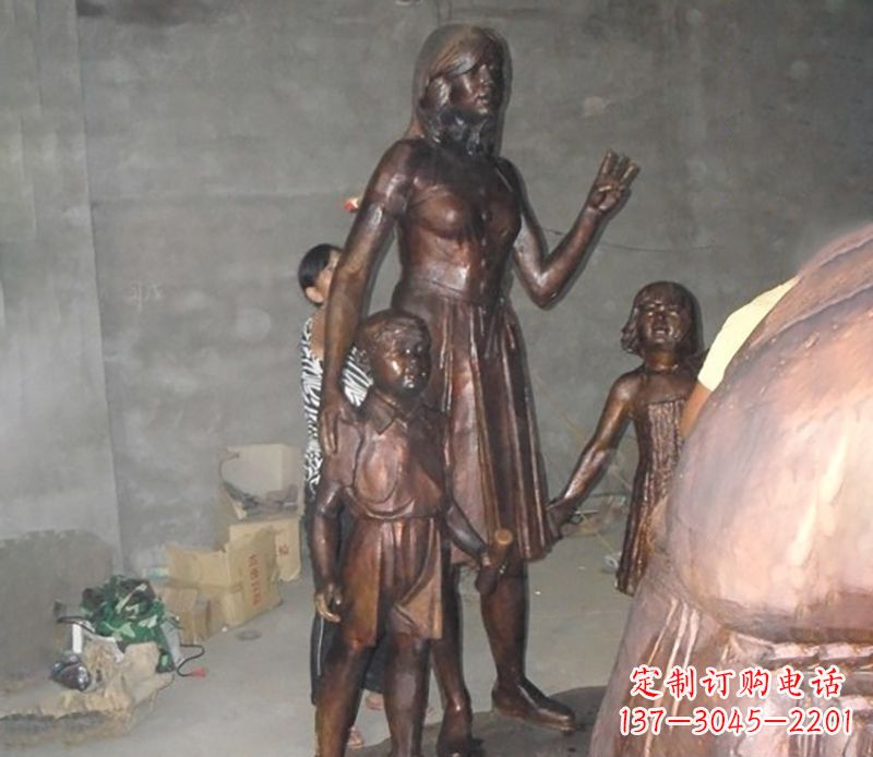 南京母亲与孩子合影公园人物铜雕