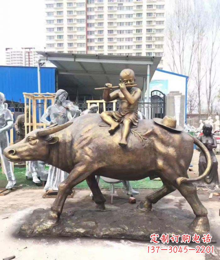 南京专为儿童量身定制的牧童骑在牛背吹笛铜雕