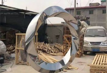 南京镜面不锈钢几何圆环雕塑，经典永恒之美