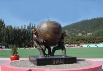 南京苹果融入两岁小孩的生活——公园铜雕
