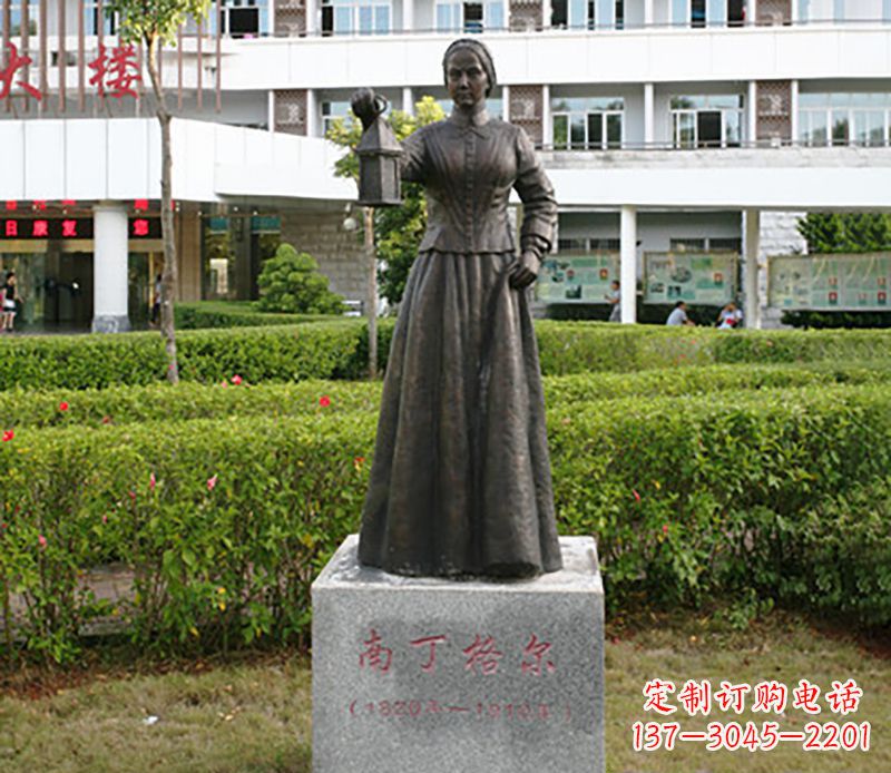 南京静谧中的南丁格尔铜雕