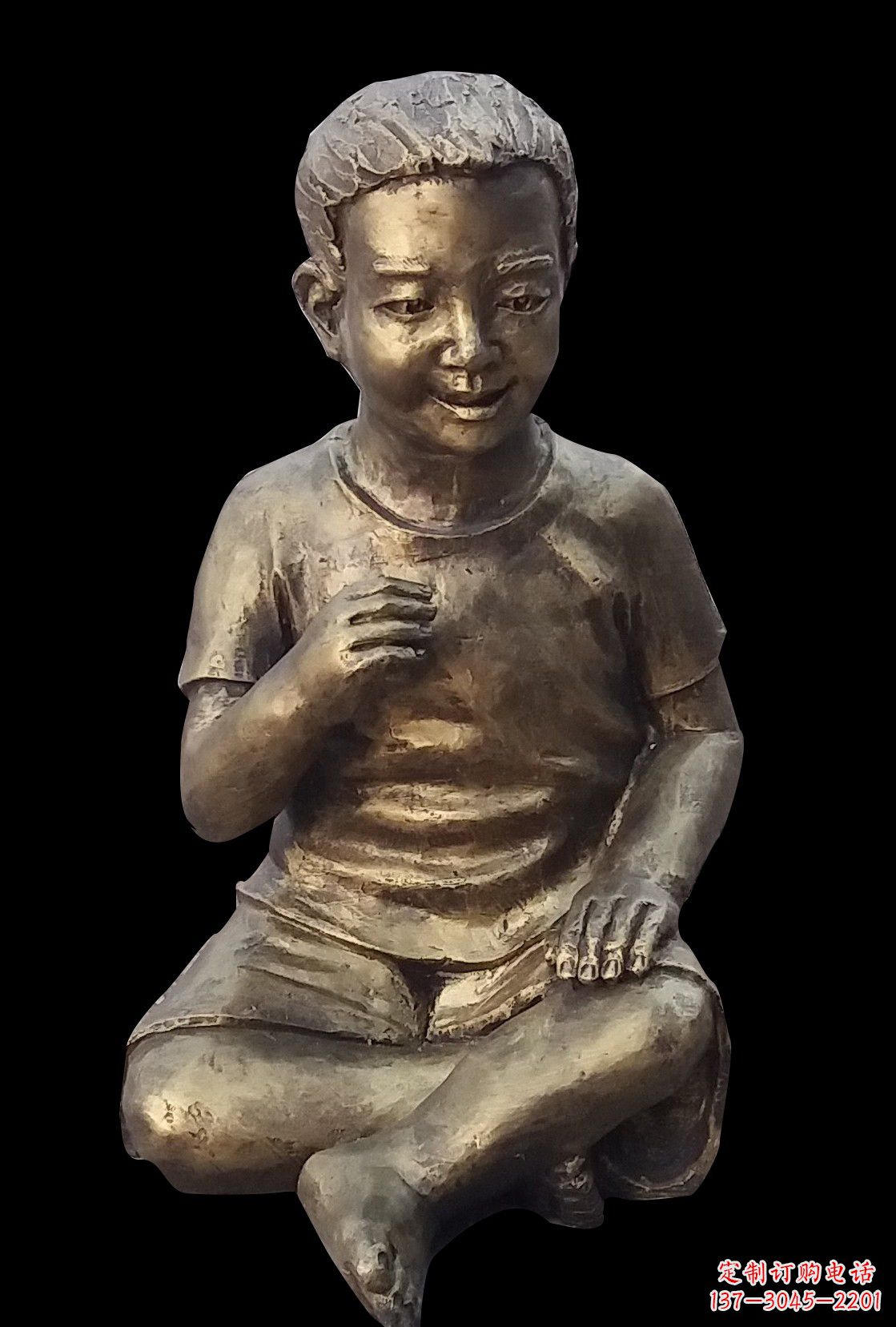 南京盘坐在地的小男孩铜雕