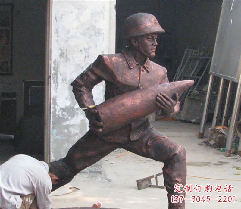 南京铜雕炮弹战士,象征勇气和决心