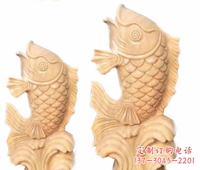 南京晚霞红石喷水鲤鱼雕塑，灵动悠扬
