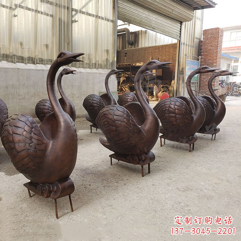 南京中领雕塑天鹅铜雕是一款精美的艺术作品,既…