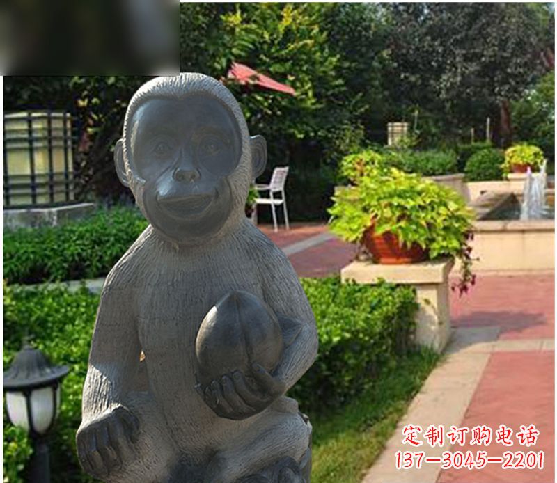 南京青石抱着桃子的小猴子石雕