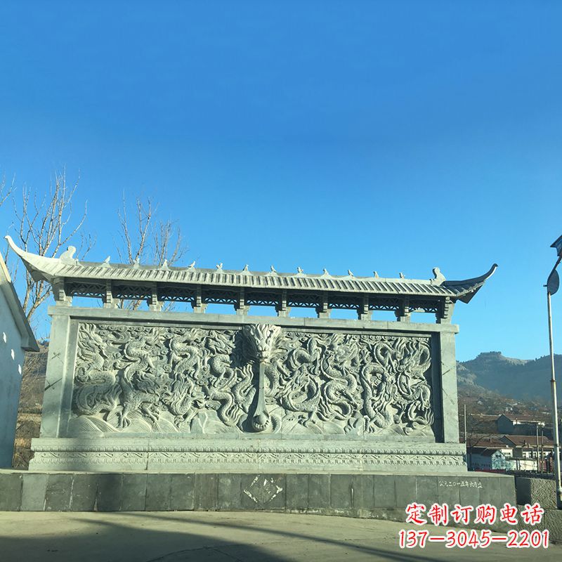 南京青石九龙壁,精美雕塑饰衬城市广场