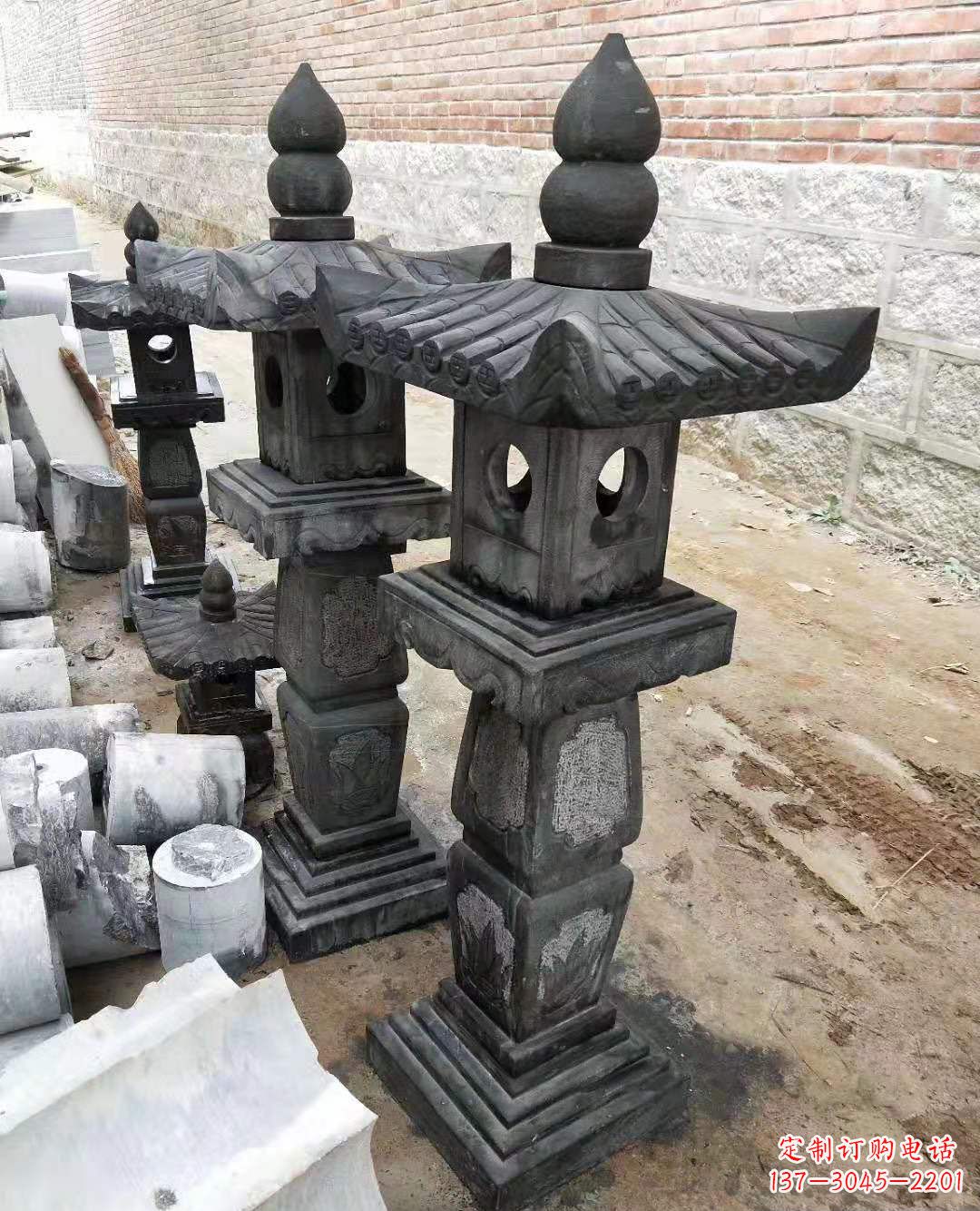 南京精巧细腻的青石宫灯雕塑