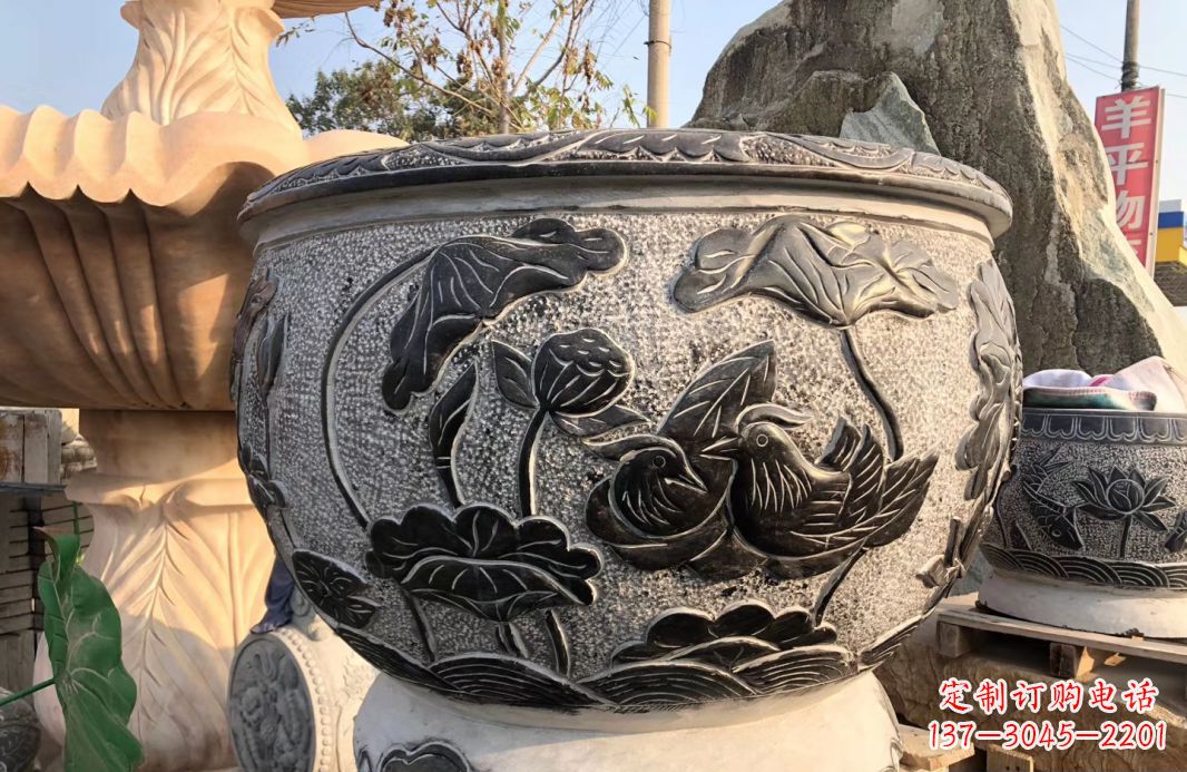 南京荷花浮雕鱼缸雕塑,让空间更加生机勃勃