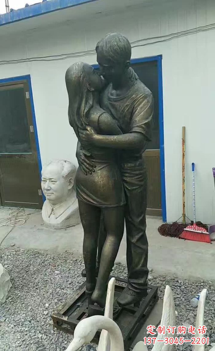 南京无尽浪漫,情侣雕塑表达爱意
