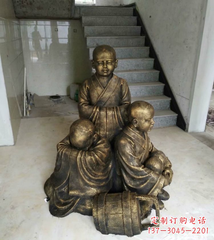 南京中国领雕塑推出的金色佛祖三像是一件令人惊…
