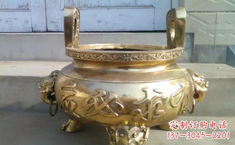 南京壮丽威猛的三足香炉铜雕