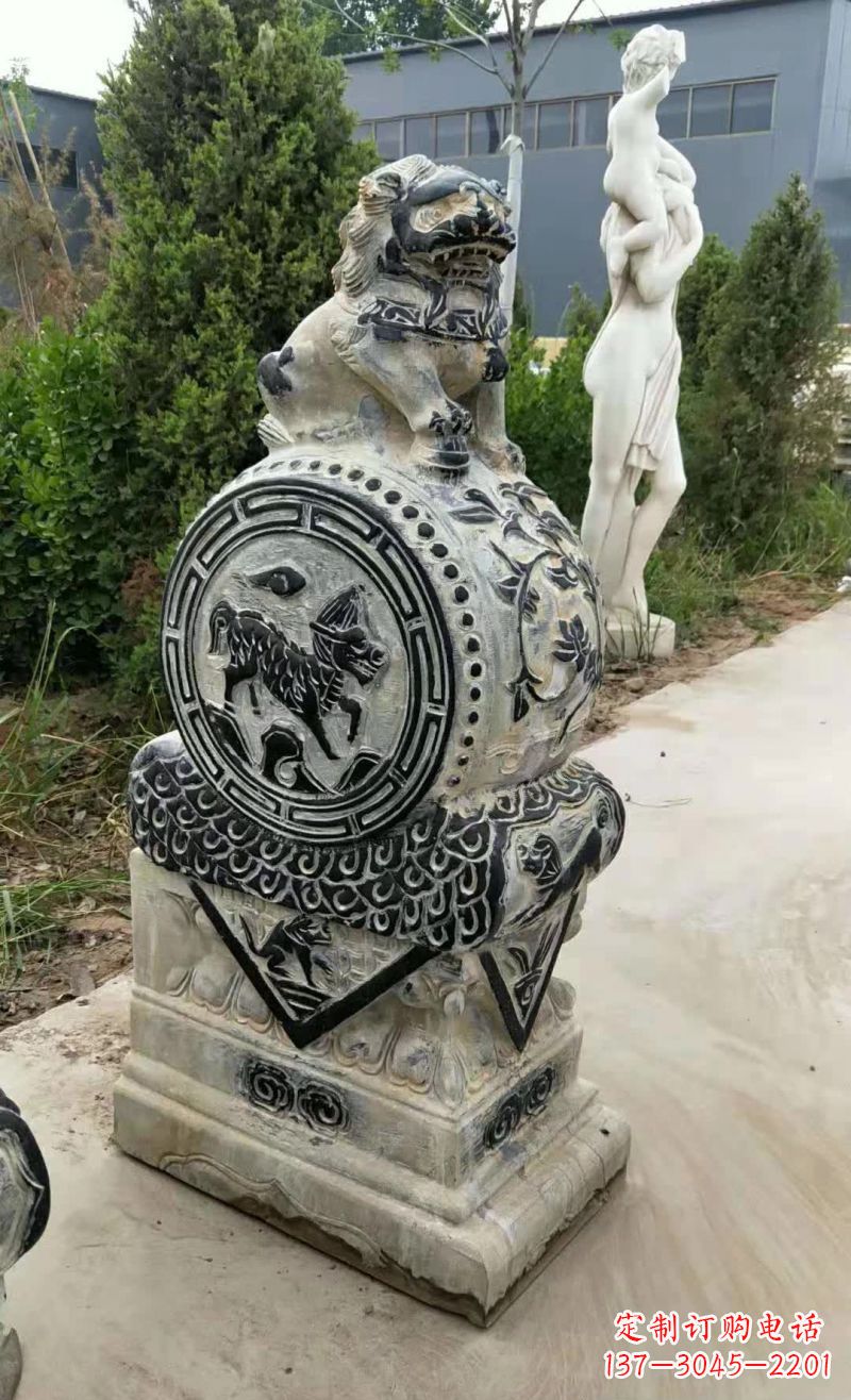 南京狮子抱鼓石雕塑,象征力量与美感
