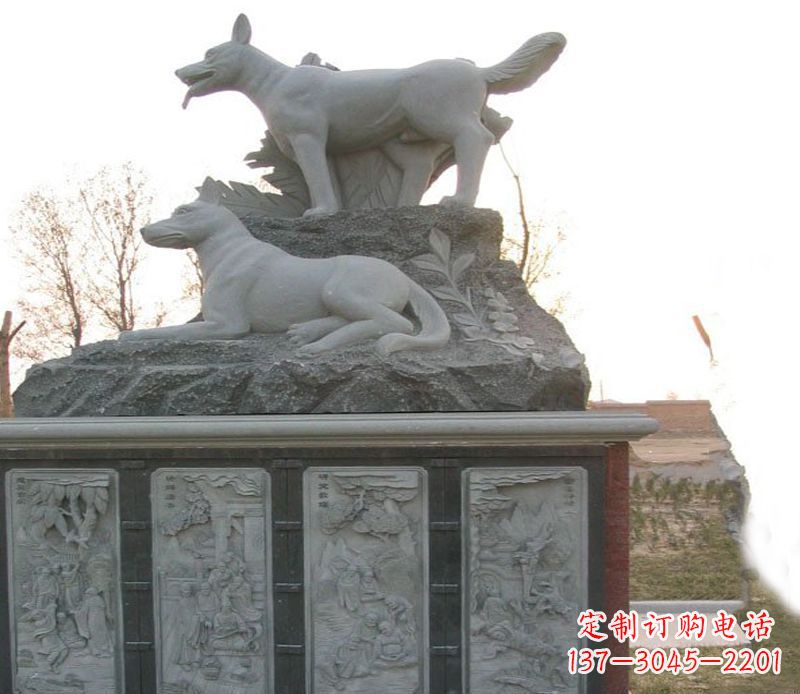 南京体现艺术灵感的两只狗公园动物雕塑