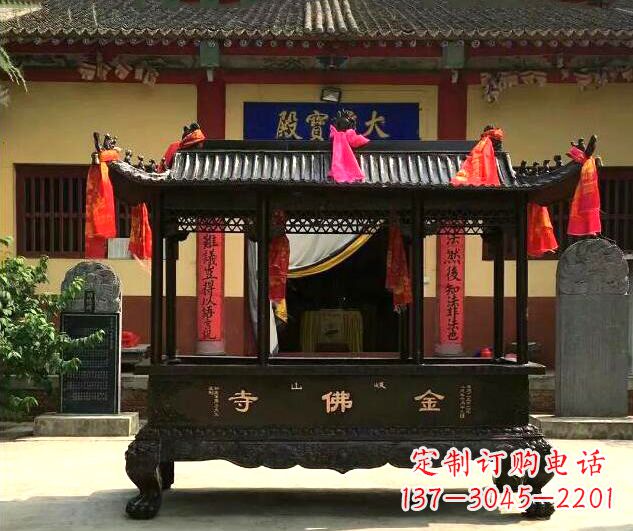 南京双兽头三足雕花铜香炉
