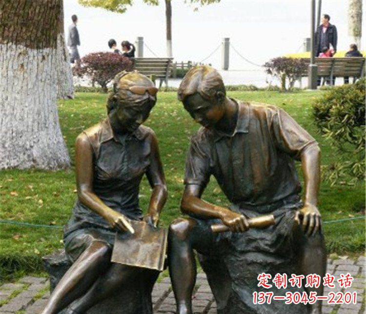 南京讨论问题的学生铜雕