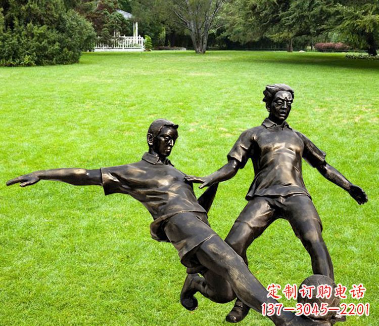 南京踢足球的人物铜雕