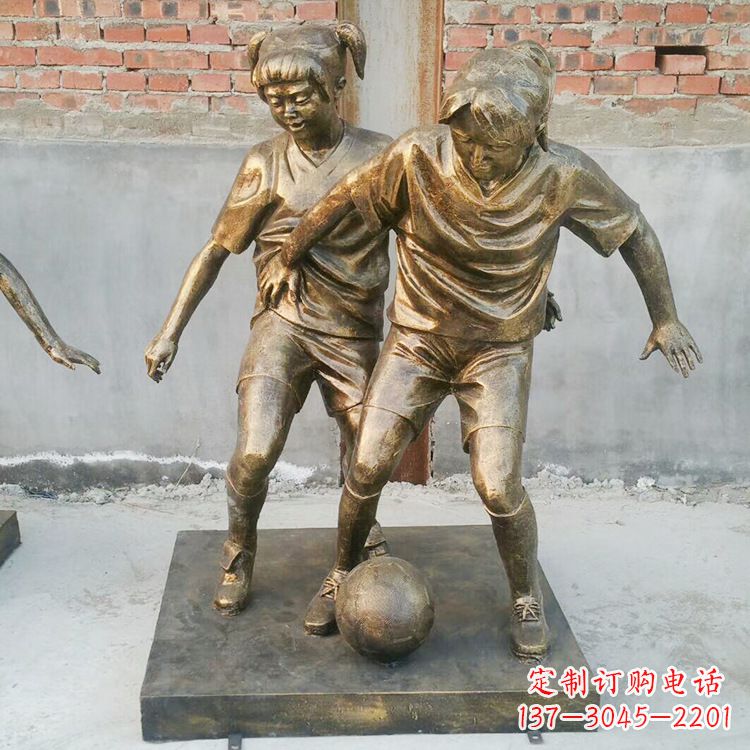 南京踢足球的小女孩雕塑