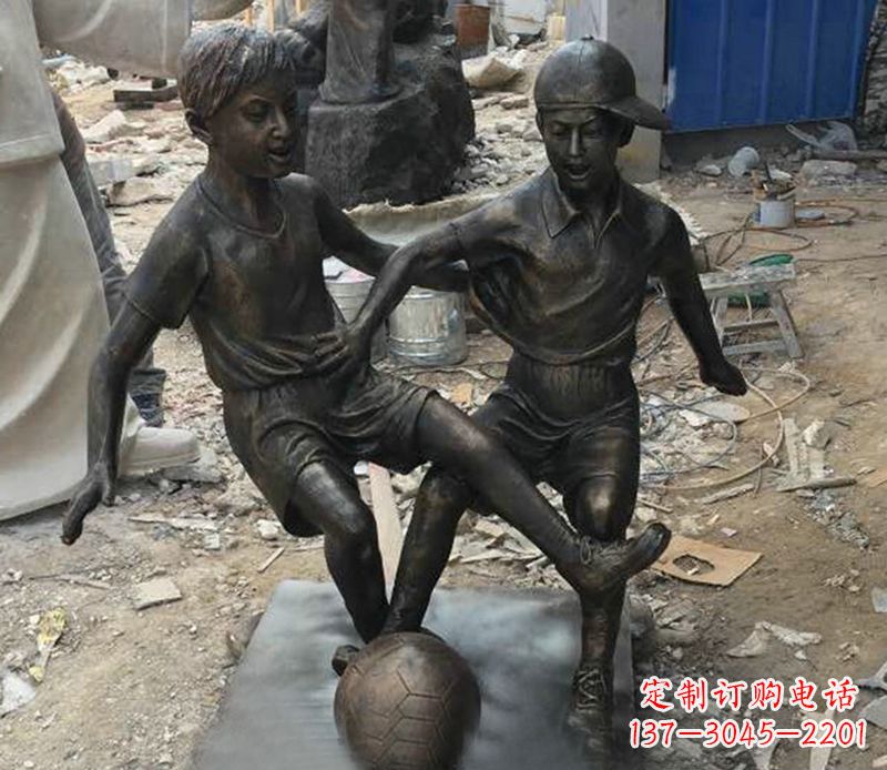 南京踢足球公园人物铜雕