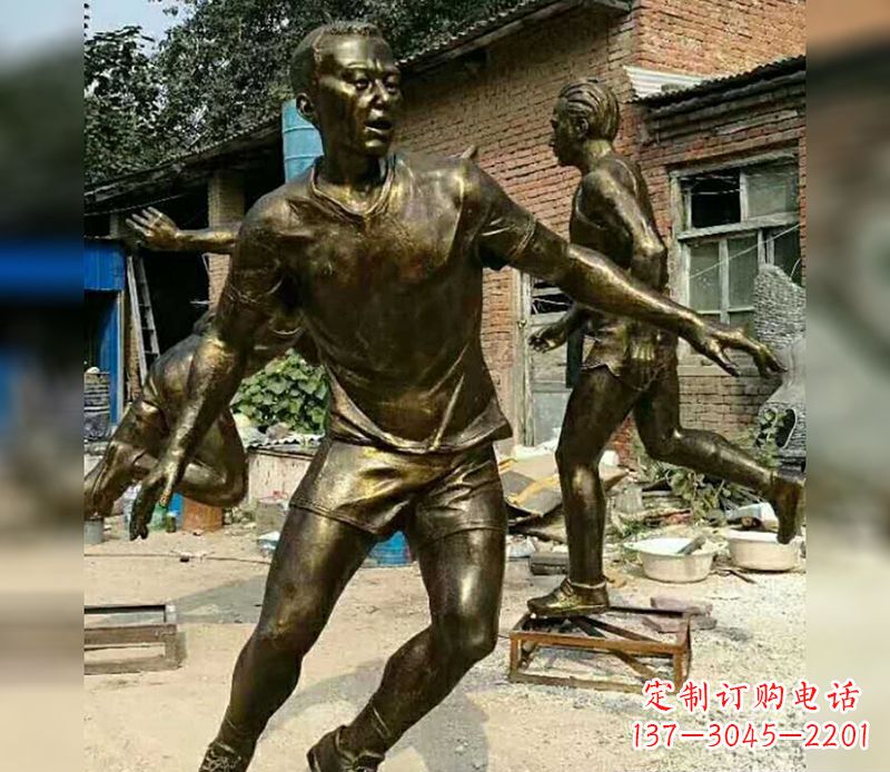 南京踢足球广场人物铜雕