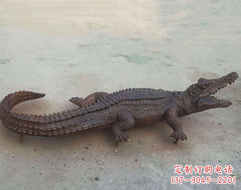 南京铜雕鳄鱼,铸铜园林仿真动物雕塑
