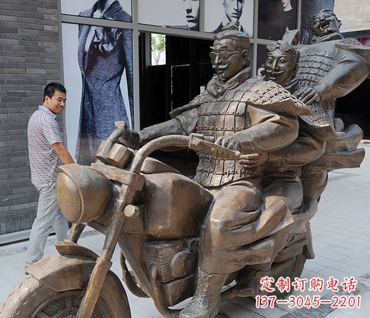 南京铜雕街头骑摩托人物雕塑