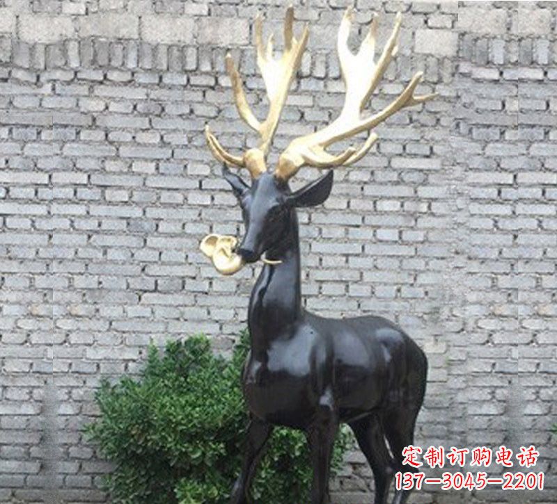 南京铜雕衔灵芝的梅花鹿