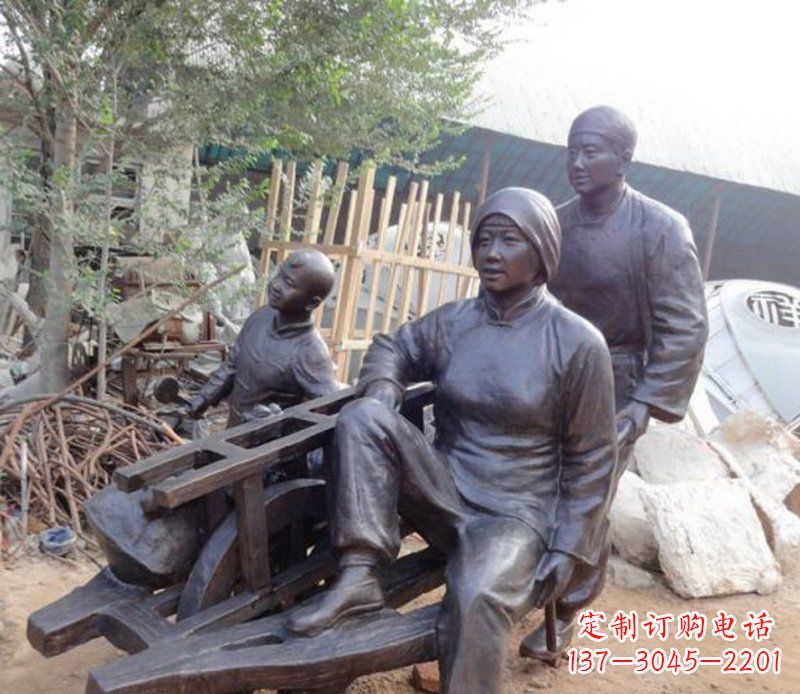 南京推独轮车人物铜雕