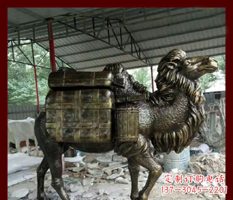 南京拖行李的骆驼动物铜雕