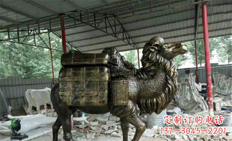 南京拖行李的骆驼动物铜雕 (2)