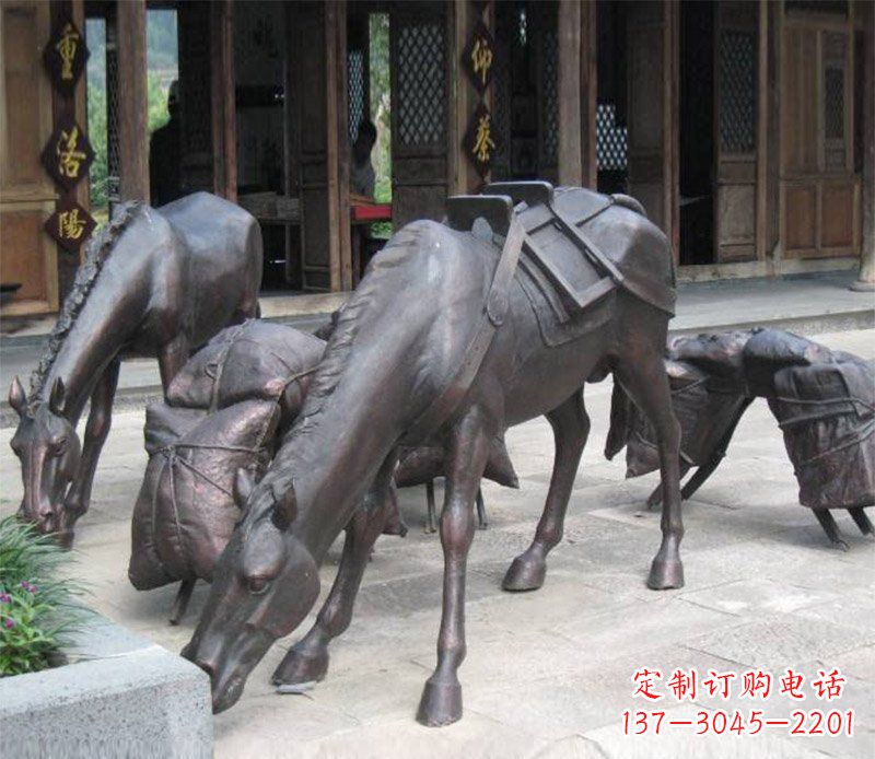南京拖行李的马动物铜雕
