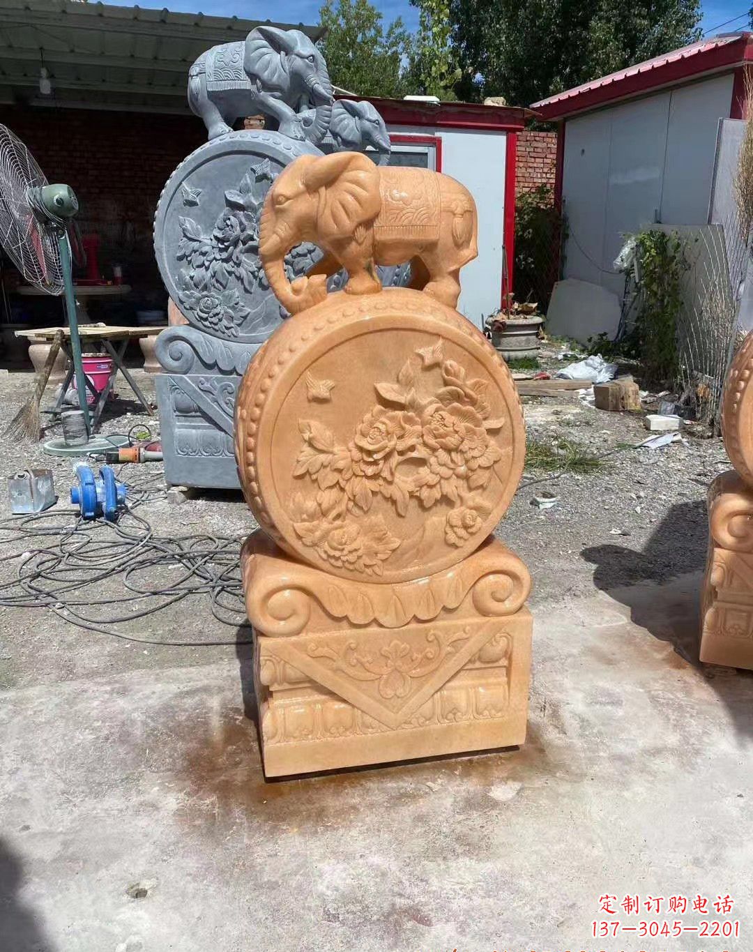 南京晚霞红大象抱鼓石雕塑