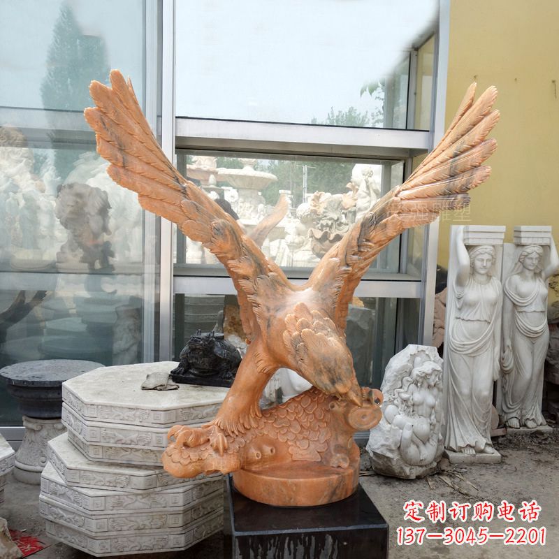 南京晚霞红老鹰石雕塑