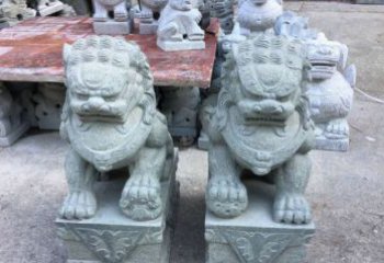 南京青石踩球狮子看门石雕，精致雕塑令门口更加精彩