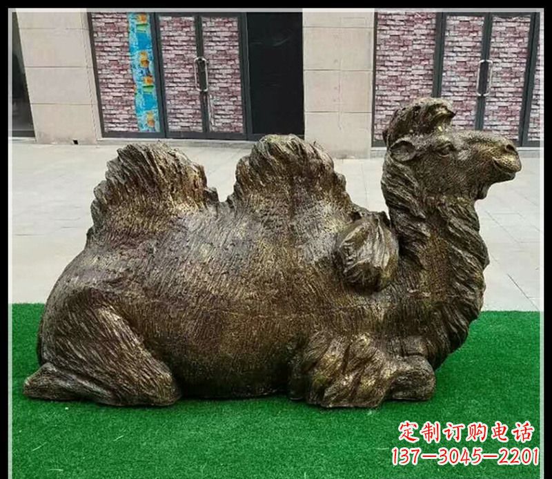 南京卧在草地的骆驼铜雕
