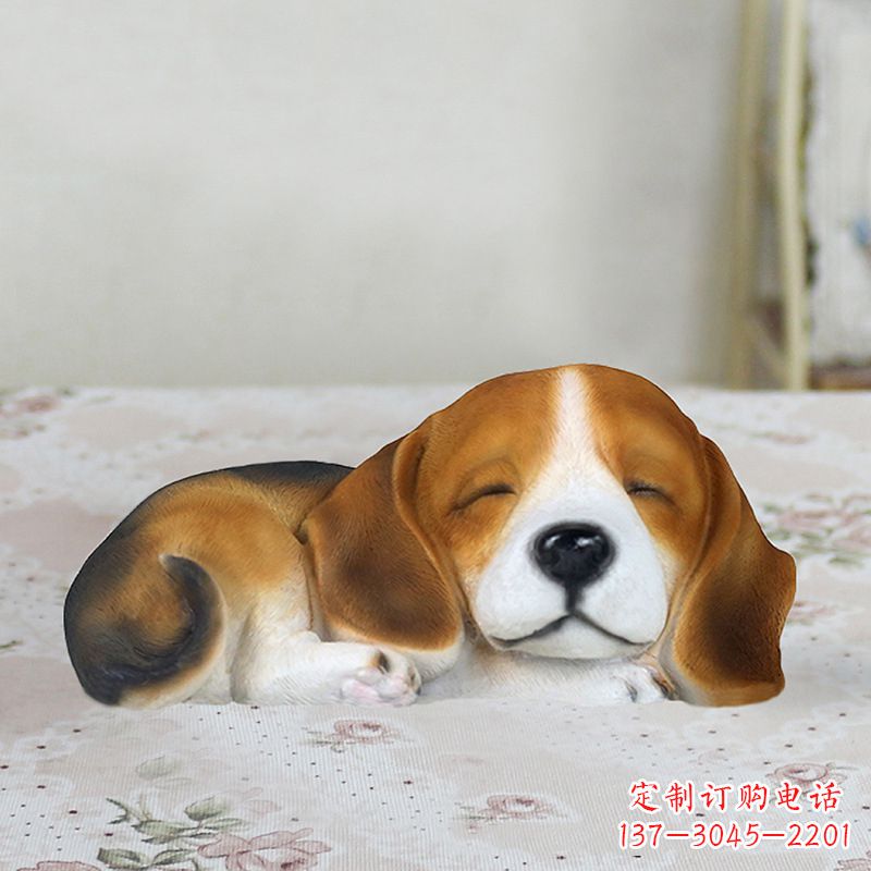 南京卧姿比格犬仿真雕塑,睡觉的小狗狗是内美陈动物雕塑摆件