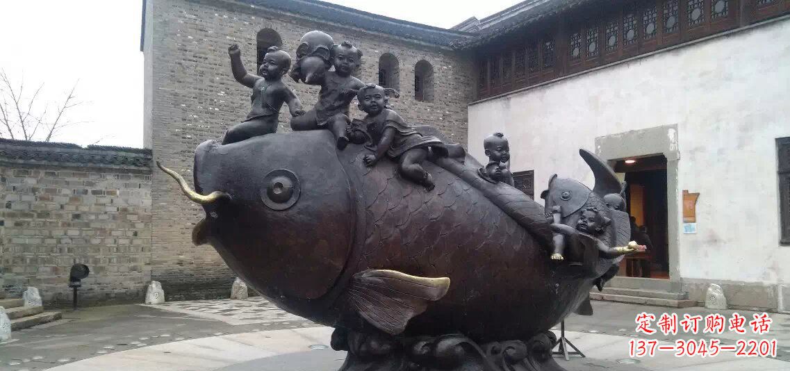 南京小孩骑鱼铜雕