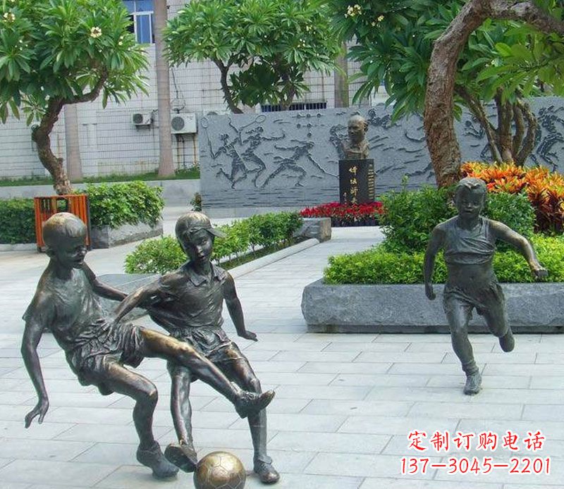 南京小孩踢足球公园景观铜雕