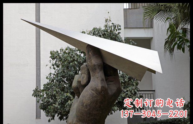 南京小区不锈钢手拿纸飞机雕塑
