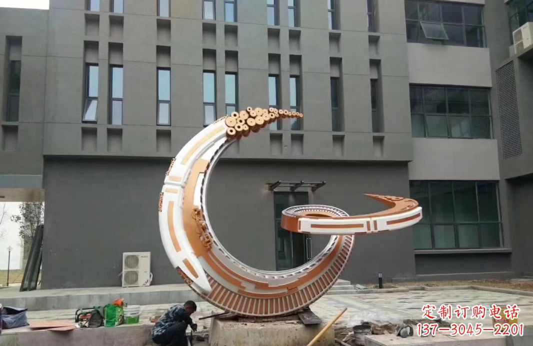 南京小区抽象不锈钢月亮雕塑