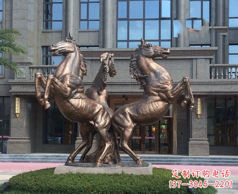 南京小区立马铜雕