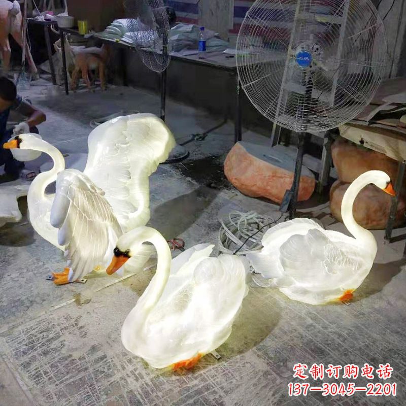 南京小区园林草坪发光天鹅景观雕塑摆件