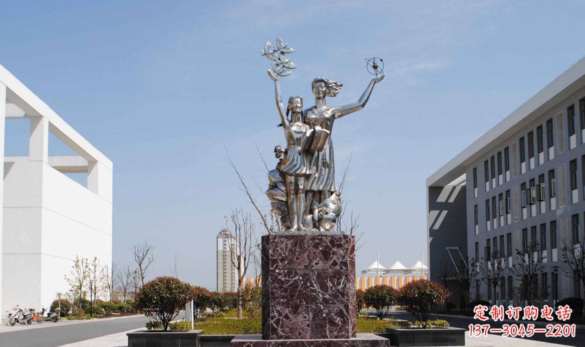 南京校园不锈钢老师和学生雕塑