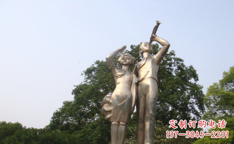 南京校园吹军号敬礼的小学生人物景观铜雕
