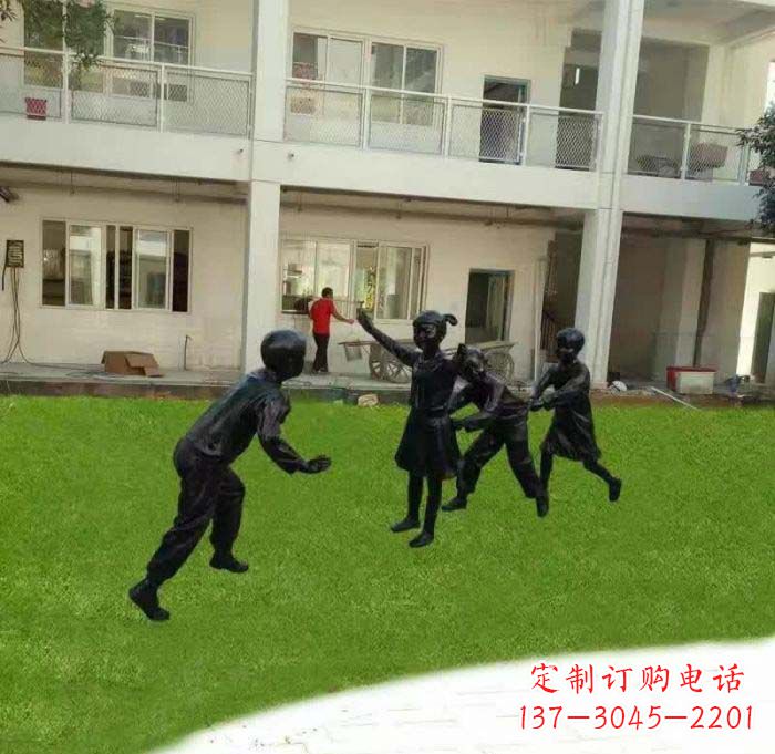 南京校园儿童玩老鹰捉小鸡铜雕